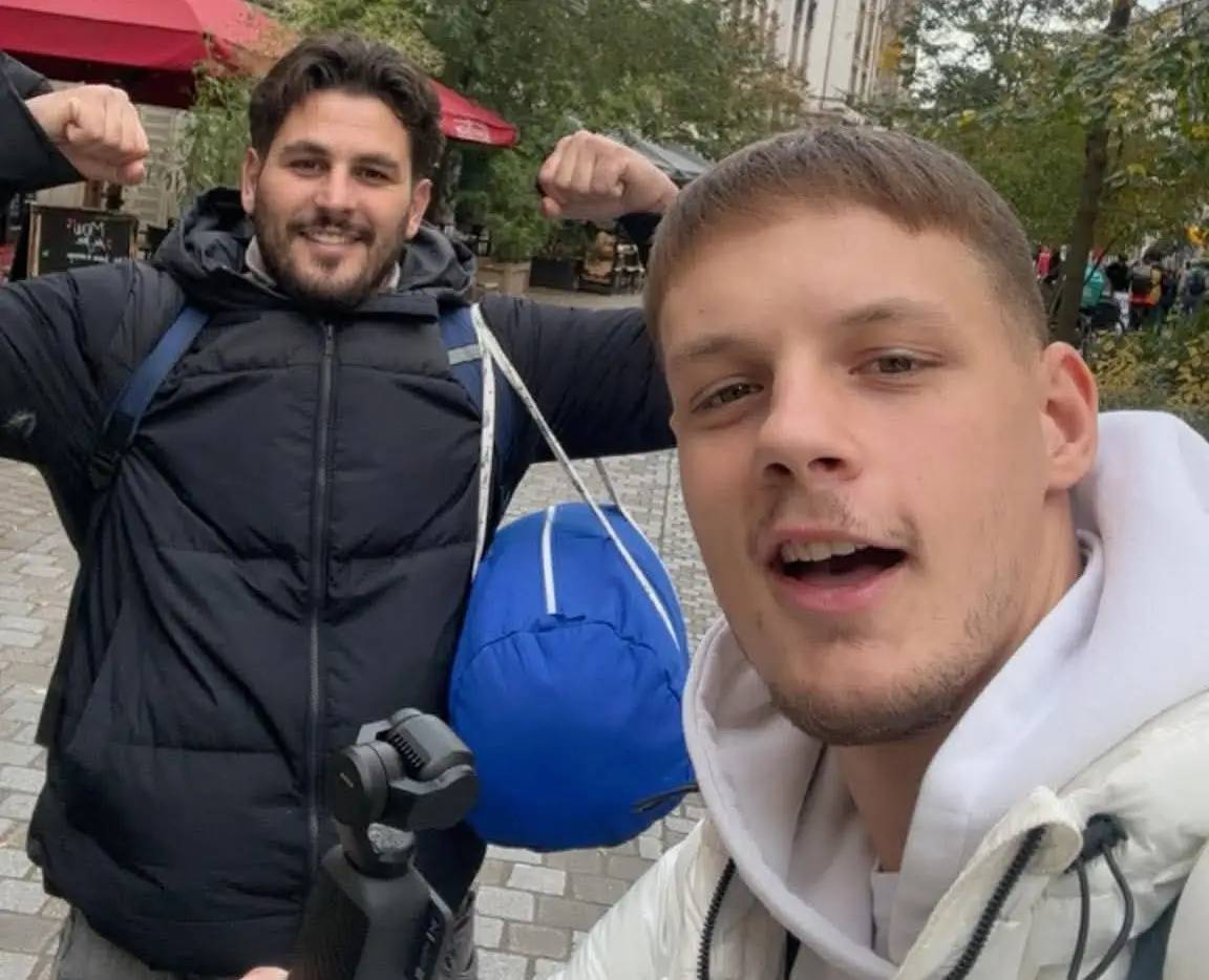 Krenuli na putovanje sa 20 evra u džepu: Andrija i Miloš oduševljaju Evropu, svaki dan se snalaze FOTO