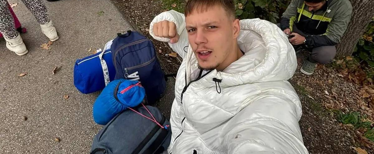 Krenuli na putovanje sa 20 evra u džepu: Andrija i Miloš oduševljaju Evropu, svaki dan se snalaze FOTO