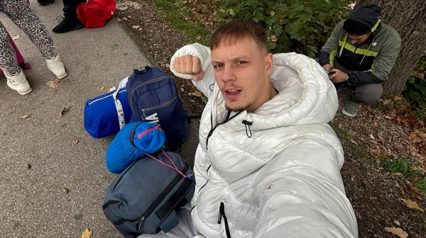 Krenuli na putovanje sa 20 evra u džepu: Andrija i Miloš oduševljaju Evropu, svaki dan se snalaze FOTO