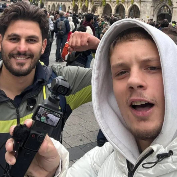 Krenuli na putovanje sa 20 evra u džepu: Andrija i Miloš oduševljaju Evropu, svaki dan se snalaze FOTO