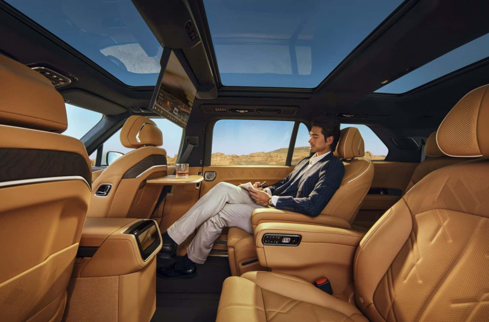 Privatni bioskop na točkovima: Kineski Rolls-Royce stigao u Srbiju FOTO