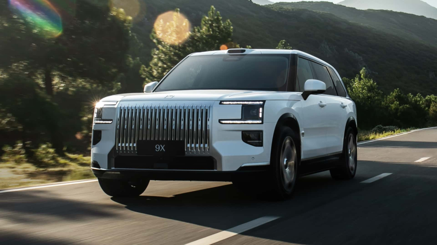 Privatni bioskop na točkovima: Kineski Rolls-Royce stigao u Srbiju FOTO