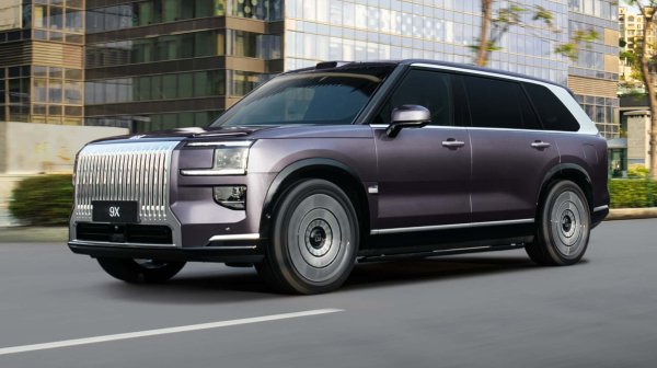 Privatni bioskop na točkovima: "Kineski Rolls-Royce" stigao u Srbiju FOTO