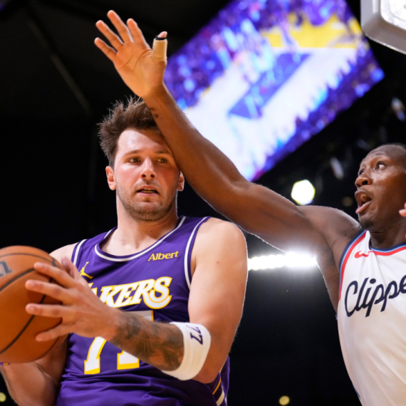 Lejkersi jači od Klipersa – Dončić izveo "ludost" na terenu i šokirao NBA pre derbija VIDEO