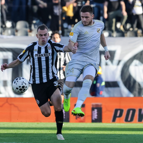 Čukarički promašio nemoguće: Partizan umalo primio gol!