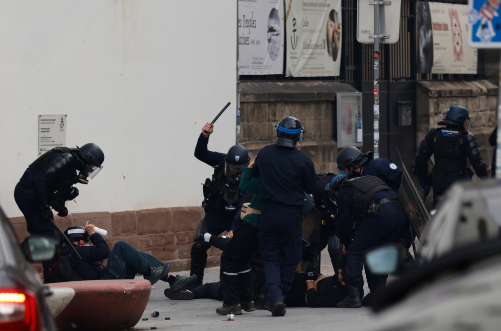 Francuska na ivici novog haosa: 70.000 policajaca na ulicama; Bačeni suzavac i vodeni topovi FOTO/VIDEO