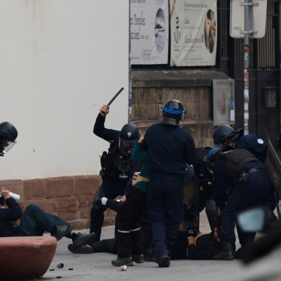 Francuska na ivici novog haosa: 70.000 policajaca na ulicama; Bačeni suzavac i vodeni topovi FOTO/VIDEO