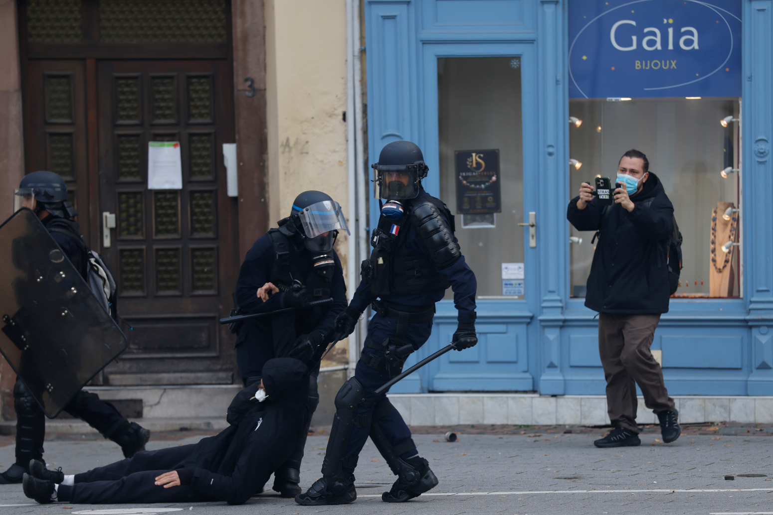 Francuska na ivici novog haosa: 70.000 policajaca na ulicama; Bačeni suzavac i vodeni topovi FOTO/VIDEO