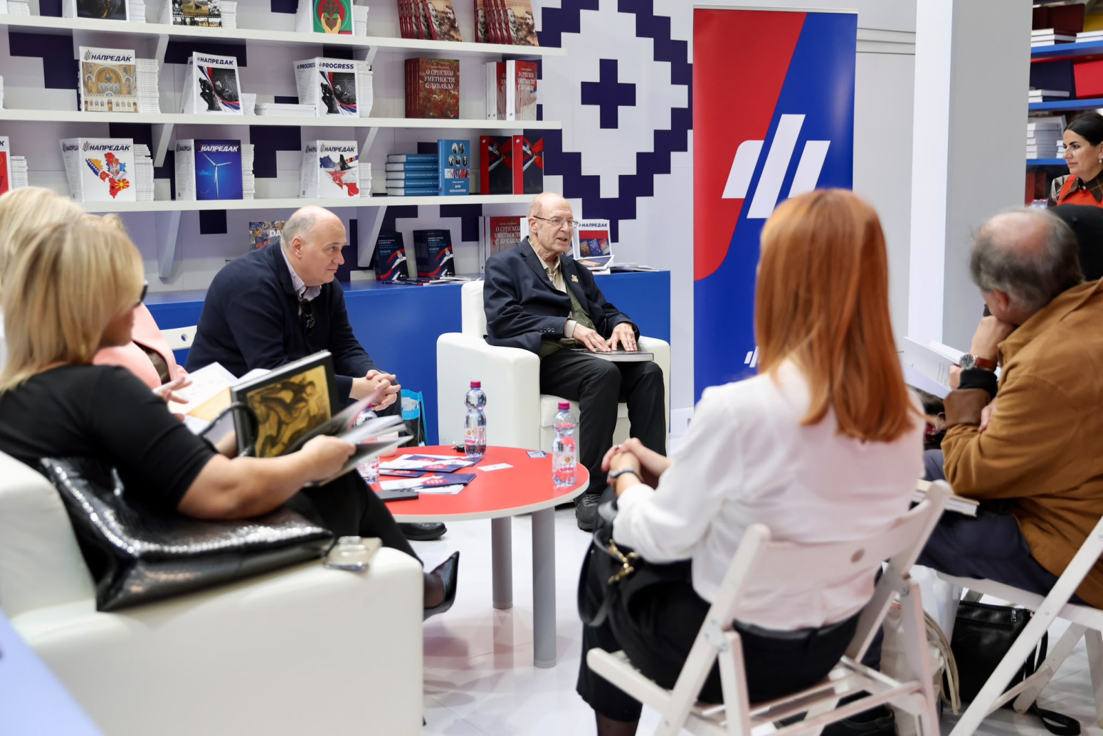 Gideon Grajf na štandu Fondacije Za srpski narod i državu na 69. Međunarodnom beogradskom sajmu knjiga FOTO