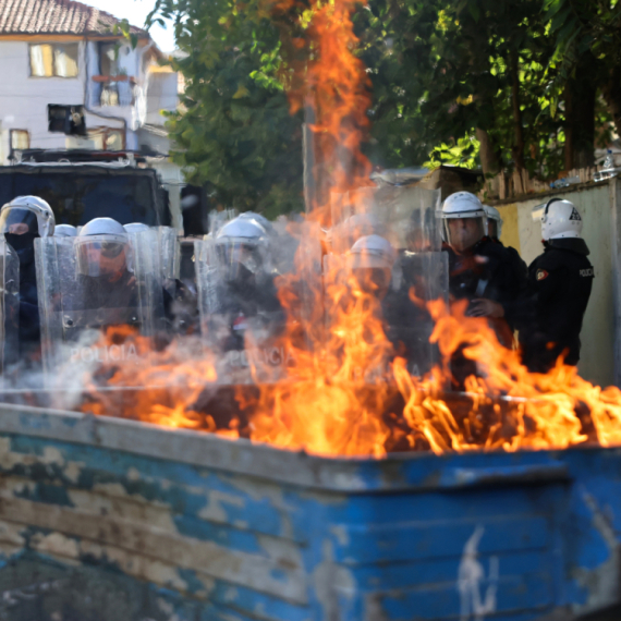 Haos u Tirani: Demonstranti zapalili ministarstvo, policiju gađali kamenicama FOTO/VIDEO