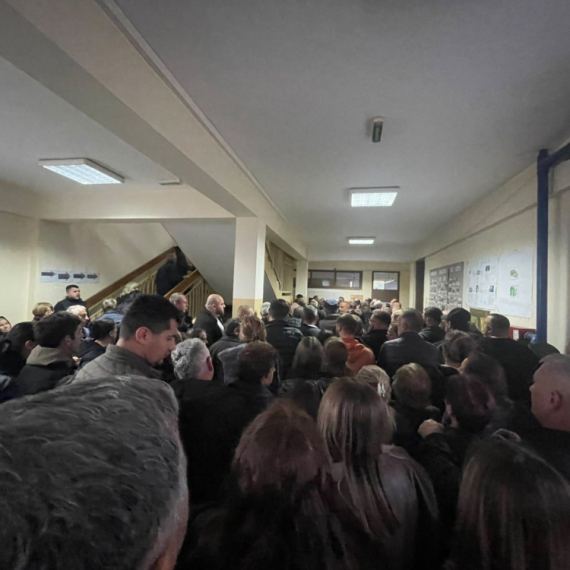 Neverovarne scene; Građani sa KiM stigli rano jutros na glasanje; Gužve su ogromne