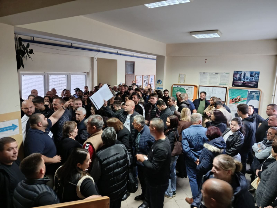 Neverovarne scene; Građani sa KiM stigli rano jutros na glasanje; Gužve su ogromne FOTO