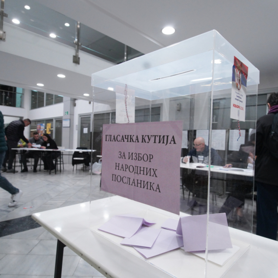 Srbija bira! Otvorena biračka mesta; Redovi za glasanje od ranog jutra; Stigao veliki broj građana sa KiM