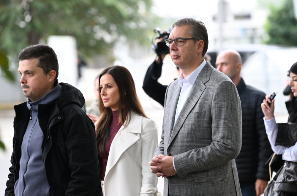Vučić stigao na biračko mesto; Čeka u redu sa građanima VIDEO