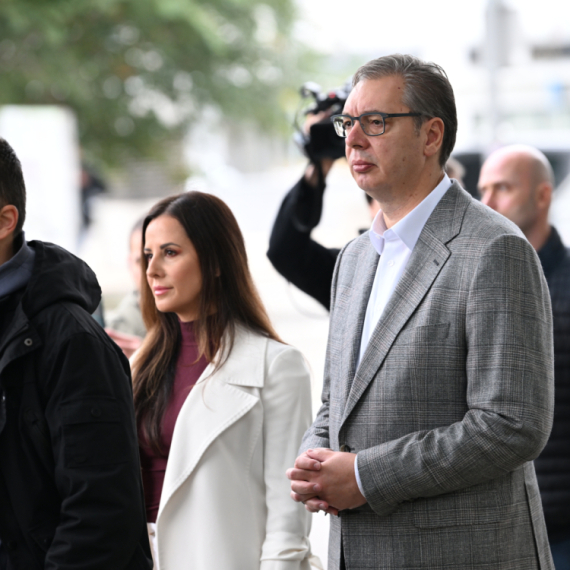 Vučić stigao na biračko mesto; Čeka u redu sa građanima VIDEO