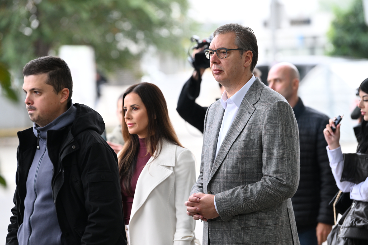 Vučić glasao; Nosilac liste Ujedinjena Srbija strpljivo čekao u redu sa građanima VIDEO