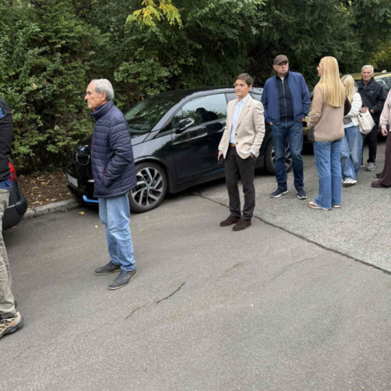 Brnabić glasala – čekala u redu sa građanima