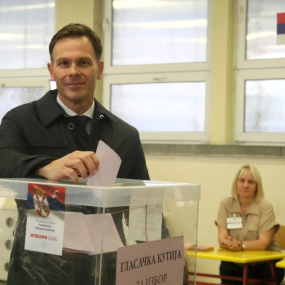 Siniša Mali strpljivo čekao u redu; Glasao jutros na Zvezdari VIDEO