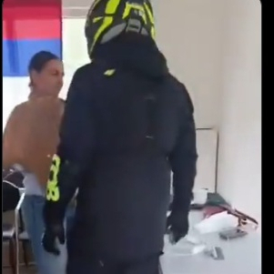 Huligani sa štanglama upali u kol centar SNS