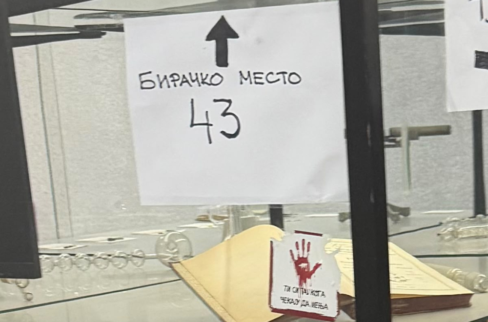 Kršenje izborne tišine na Matematičkom fakultetu; Ispod broja biračkog mesta crvena šaka FOTO