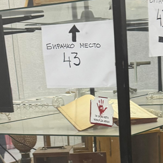 Kršenje izborne tišine na Matematičkom fakultetu; Ispod broja biračkog mesta crvena šaka FOTO
