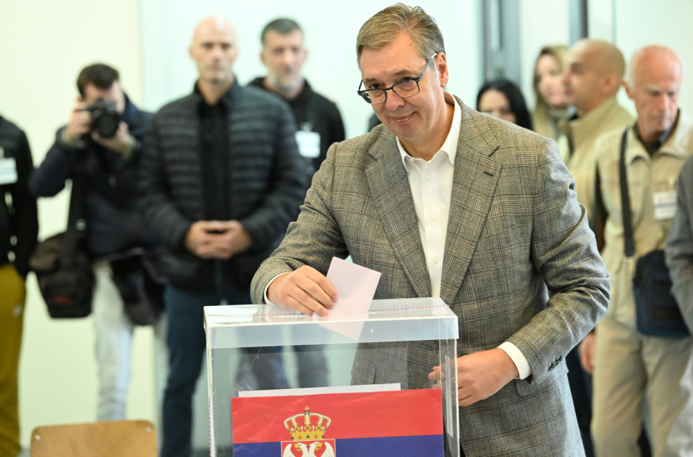 Vučić glasao; Nosilac liste "Ujedinjena Srbija" strpljivo čekao u redu sa građanima VIDEO