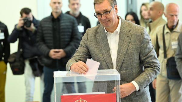Vučić casts his vote; Leader of the "United Serbia" list patiently waits in line with citizens VIDEO