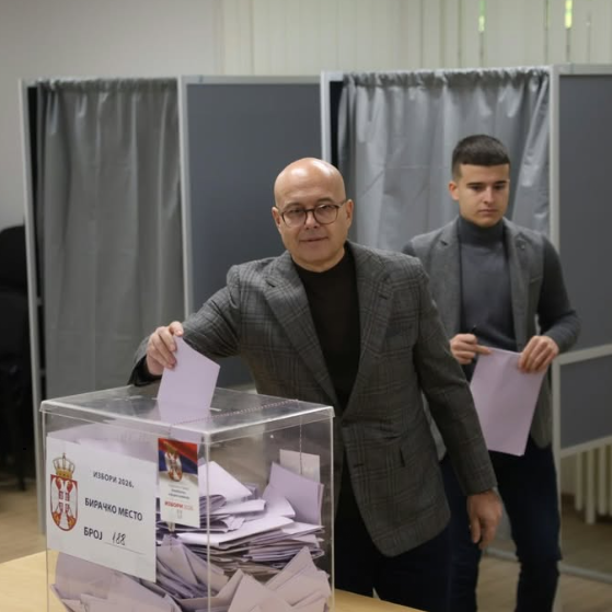 Glasao Miloš Vučević; Sa porodicom obavio građansku dužnost FOTO
