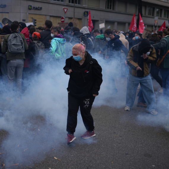 Francuska "gori", neredi ne prestaju; Uhapšeno više od 1.300 ljudi, povređeno više od 50 policajaca VIDEO