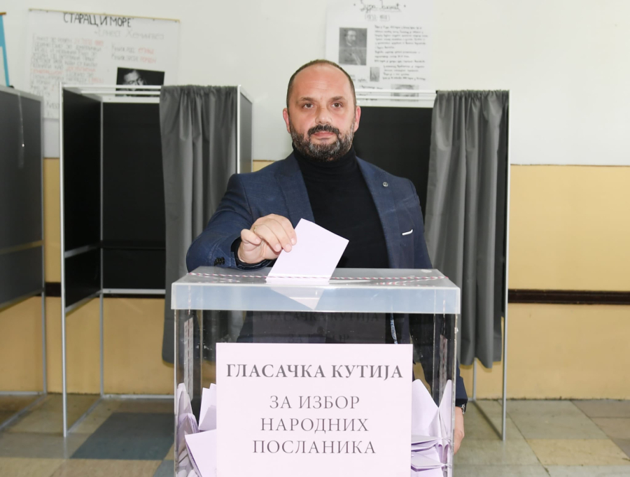Građani sa KiM stigli rano jutros na glasanje – gužve su ogromne; Glasali i čelnici Srpske liste FOTO