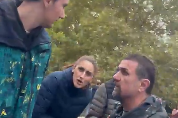 Devojka donela kafu članovima biračkog odbora, blokaderi joj zabranili da uđe VIDEO