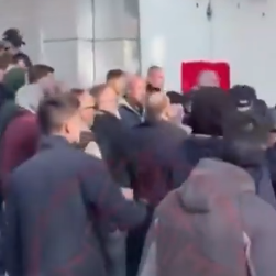 Blokaderi divljaju širom Srbije; Napali pristalice SNS-a u Lazarevcu, Novom Sadu... VIDEO