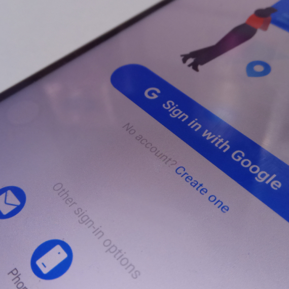 Google tiho povezuje vaš broj telefona sa svim nalozima – evo kako da to sprečite