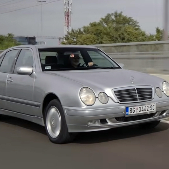Prešao samo 89.900 kilometara za 25 godina: Na testu je bio čuveni Mercedes W210 VIDEO