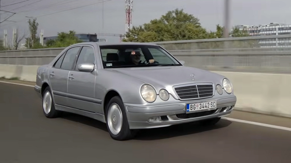 Prešao samo 89.900 kilometara za 25 godina: Na testu je bio čuveni Mercedes W210 VIDEO