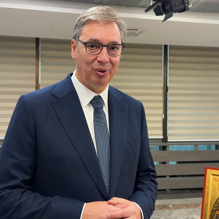 Vučić: "Srećna slava i glavu gore, narode"