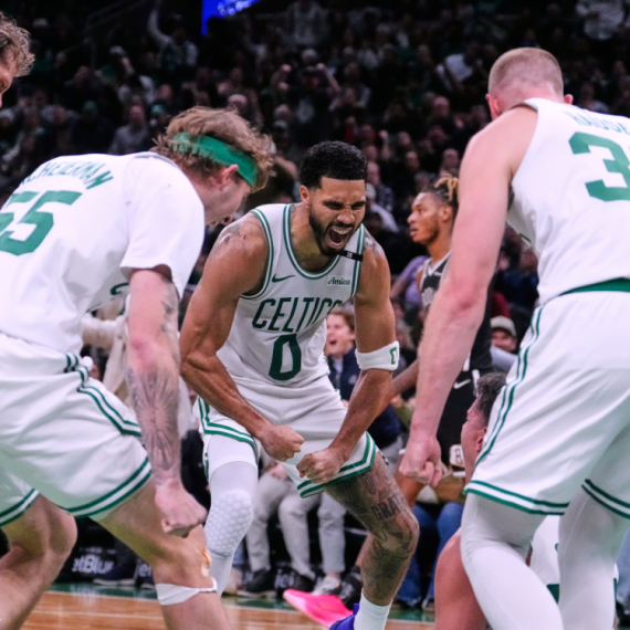 Tejtum "spakovao" 40 i uz zvuk sirene obradovao Boston VIDEO