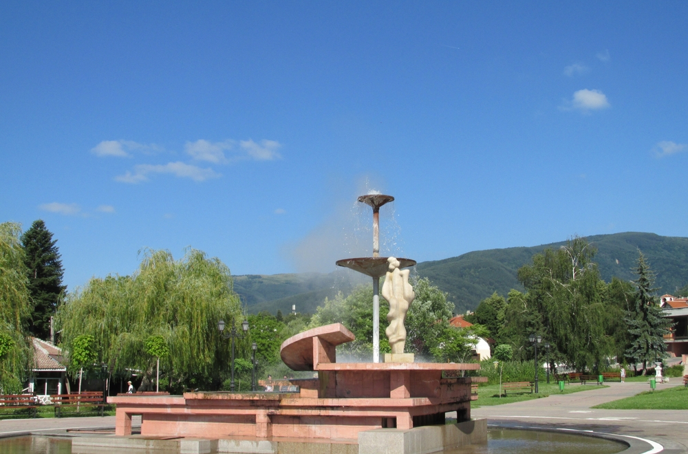 Noćenje od 15 evra, mineralni bazeni i gejzir: Ova banja u Bugarskoj privlači turiste FOTO