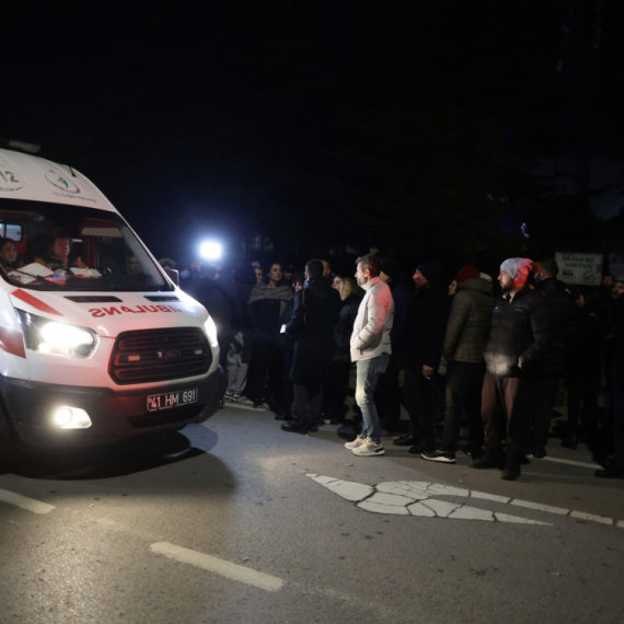 Tragedija u Kapadokiji: Urušila se stena i pala na ljude; Ima mrtvih i povređenih VIDEO