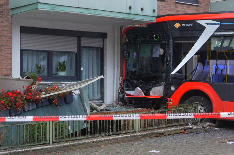 Jeziva nesreća u Nemačkoj: Školski autobus prešao preko kružnog toka i zakucao se u zid kuće FOTO