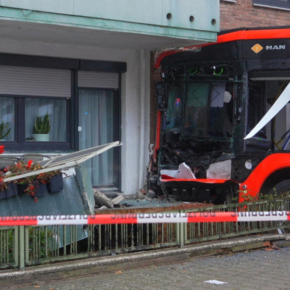 Jeziva nesreća u Nemačkoj: Školski autobus prešao preko kružnog toka i zakucao se u zid kuće FOTO