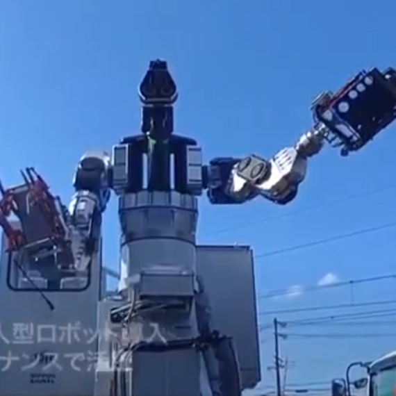 Ma da, dajte džinovskom robotu motornu testeru VIDEO