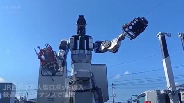 Ma da, dajte džinovskom robotu motornu testeru VIDEO