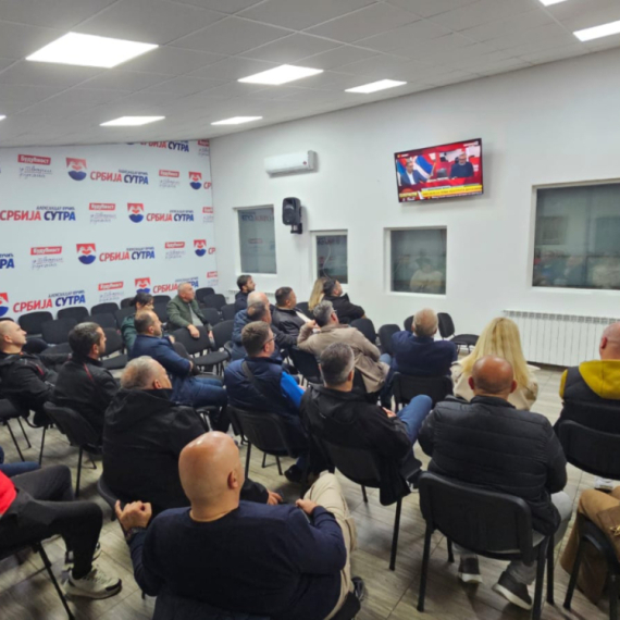 Opštinski odbori SNS-a širom Srbije prate Vučićevo gostovanje