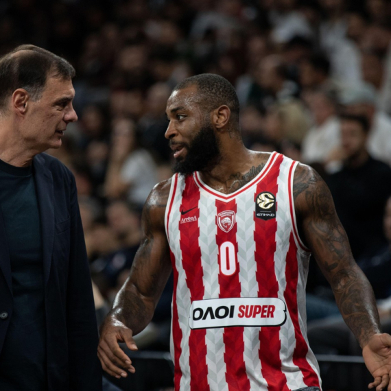 Olimpijakos preživeo Armani – Asvel deklasirao Baskoniju