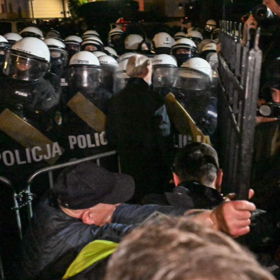 Pokušaj državnog udara u Poljskoj: Opsadno stanje ispred Ustavnog suda, napadnuta policija FOTO/VIDEO