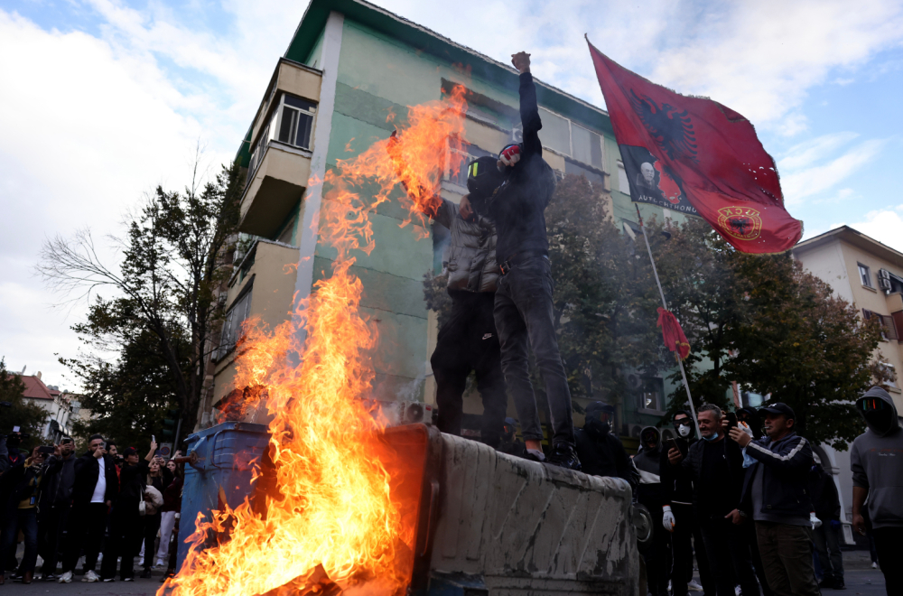 Rama, podnesi ostavku; Demonstranti ponovo krenuli ka zgradi vlade