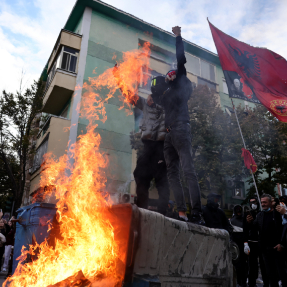 "Rama, podnesi ostavku"; Demonstranti ponovo krenuli ka zgradi vlade