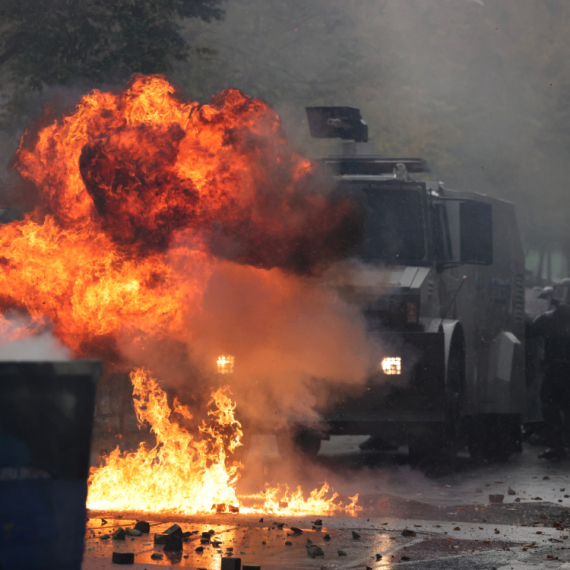 Tirana ponovo gori: Policiju zasuli Molotovljevim koktelima – usledeo žestok odgovor FOTO/VIDEO