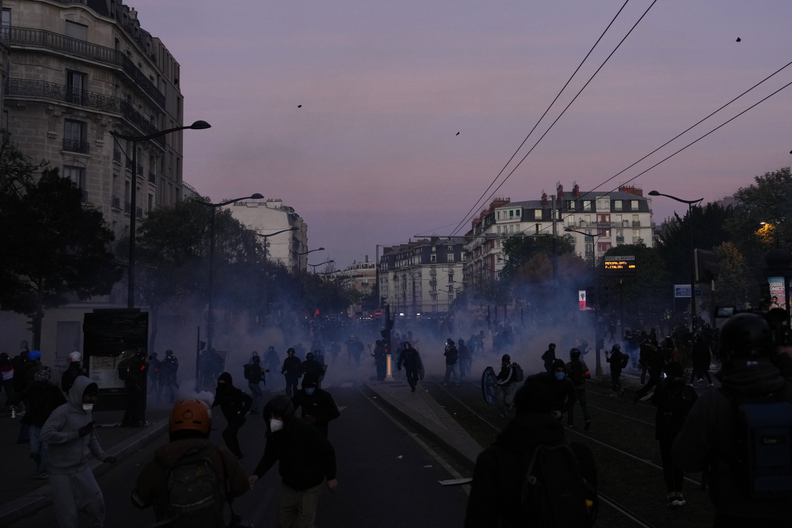 Na ivici novog haosa: Privedeno skoro 300 ljudi; Na ulicama 70.000 policajaca FOTO